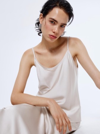 топ из вискозного сатина фотография