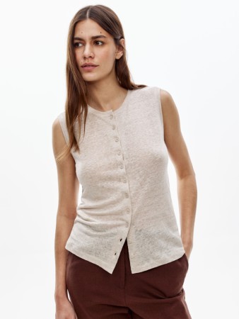 топ на пуговицах из льна фотография