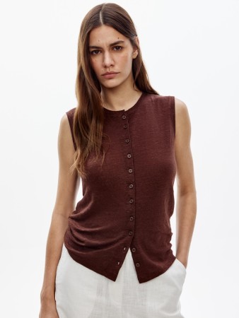 топ на пуговицах из льна фотография