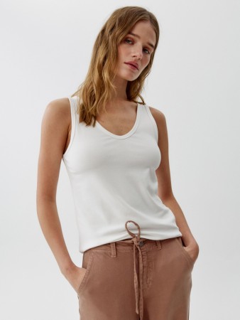 топ приталенный с треугольным вырезом из смесового лиоцелла - женские топы и майки