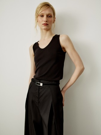 топ приталенный с треугольным вырезом из смесового лиоцелла - женские топы и майки из лиоцелла 