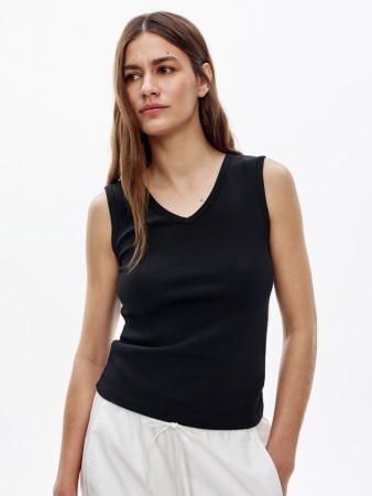 топ приталенный с треугольным вырезом в рубчик - женские топы и майки приталенные 