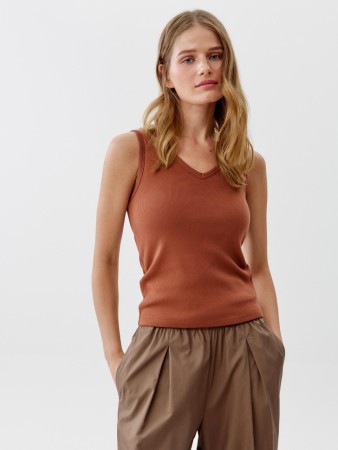 топ приталенный с треугольным вырезом в рубчик - женские топы и майки однотонные 