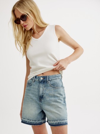 топ приталенный с треугольным вырезом в рубчик - женские топы и майки однотонные 