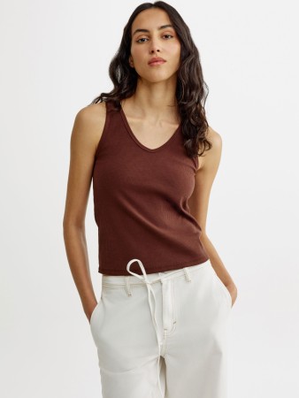 топ приталенный с треугольным вырезом в рубчик - женские топы и майки