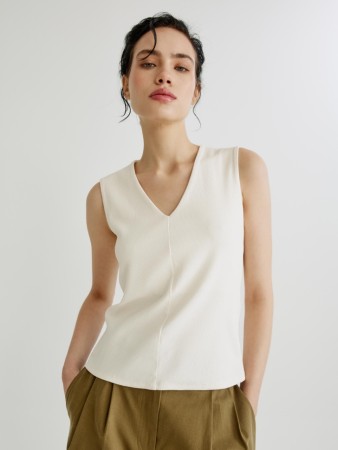 топ с треугольным вырезом в рубчик фотография