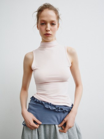топ с воротником из смесового модала из линейки  young фотография