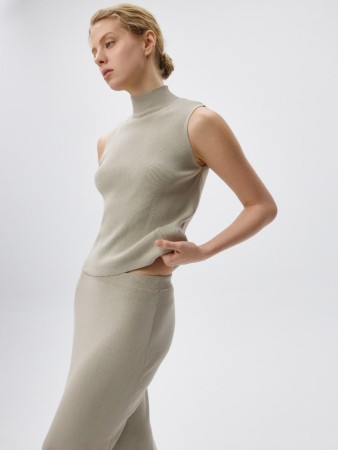 топ с высоким горлом фотография