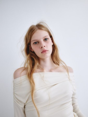 топ со спущенным плечом из линейки sela young фотография