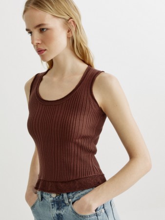 топ в рубчик с вывязанным кружевом фотография