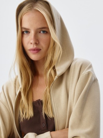 трикотажное худи оверсайз на молнии фотография