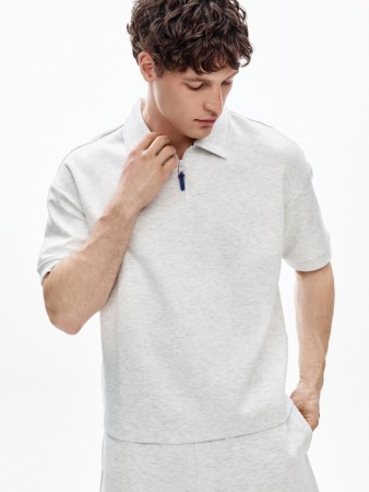 трикотажное поло оверсайз на молнии фотография