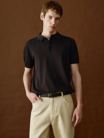 трикотажное поло с коротким рукавом фотография