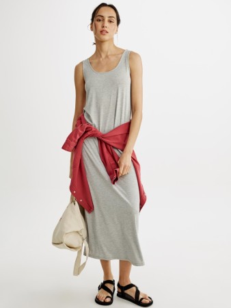 трикотажное свободное платье макси без рукавов фотография