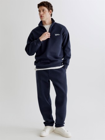 трикотажные брюки из утепленного футера фотография