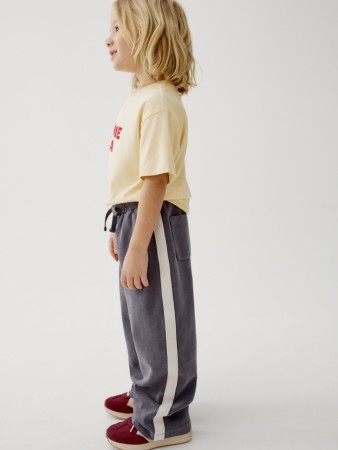 трикотажные брюки с лампасами для мальчиков фотография