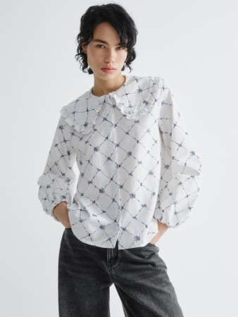 твиловая блузка с принтом и фигурным воротником фотография