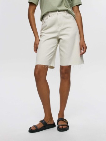 удлиненные джинсовые шорты фотография