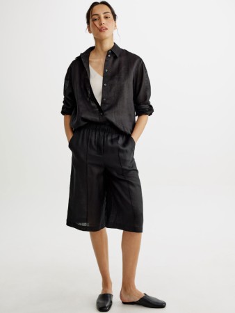 удлиненные шорты-бермуды со стрелками из льна фотография