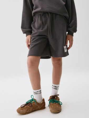 удлиненные трикотажные шорты для девочек фотография