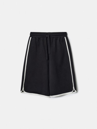 удлиненные трикотажные шорты для девочек фотография