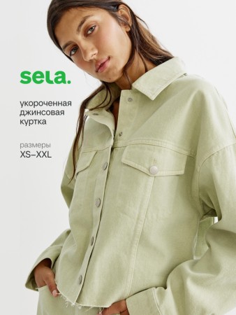 укороченная джинсовая куртка оверсайз фотография