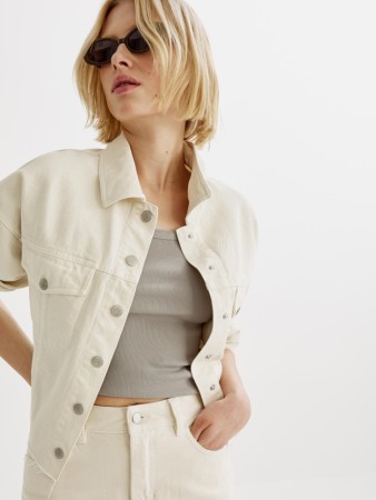 укороченная джинсовая куртка оверсайз фотография