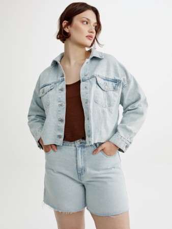 укороченная джинсовая куртка оверсайз фотография