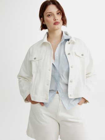 укороченная джинсовая куртка оверсайз фотография