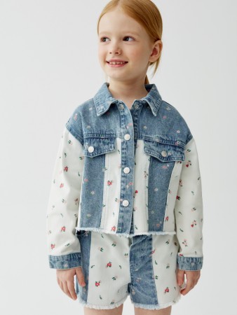 укороченная джинсовая куртка в стиле пэчворк для девочек фотография