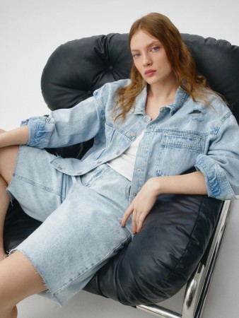 укороченная джинсовая куртка фотография