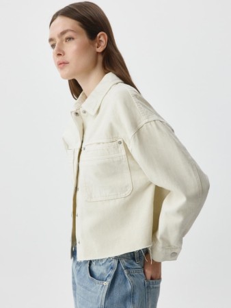 укороченная джинсовая куртка фотография