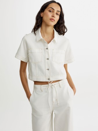 укороченная джинсовая рубашка с коротким рукавом фотография