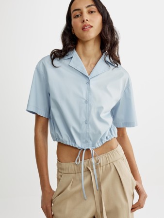 укороченная рубашка из смесового хлопка и тенселя фотография