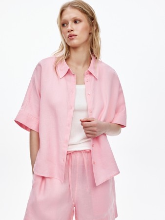 укороченная рубашка оверсайз из льна фотография