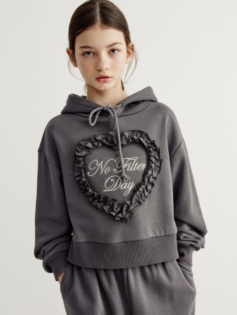 укороченное худи с декором для девочек фотография