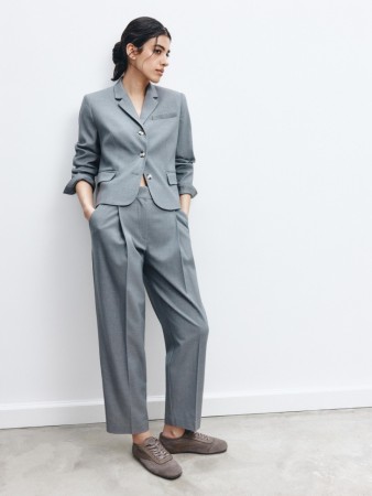 укороченные брюки из премиальной костюмной ткани с содержанием шерсти фотография