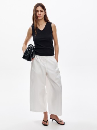 укороченные хлопковые брюки объемного силуэта фотография