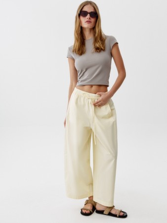 укороченные хлопковые брюки объемного силуэта фотография