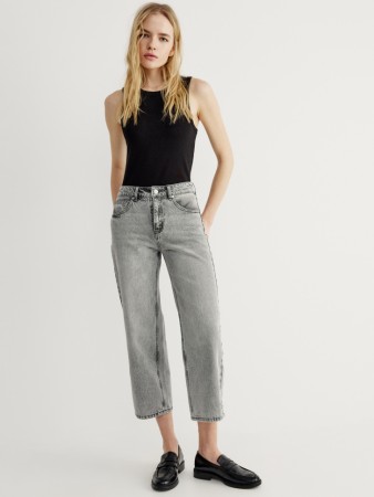 укороченные объемные джинсы со средней посадкой фотография