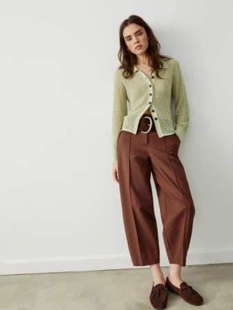 укороченные свободные брюки со стрелками с высокой посадкой - женские брюки на высокой посадке 