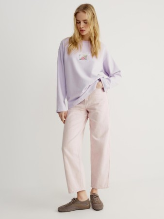 укороченные свободные джинсы зауженные к низу фотография