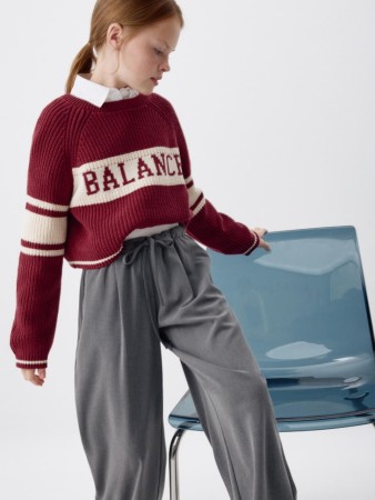 укороченный джемпер в стиле преппи для девочек фотография