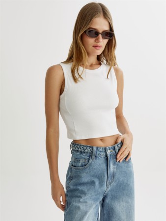 укороченный приталенный топ в рубчик - женские топы и майки с вырезом 