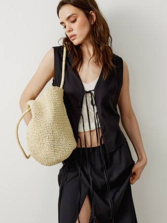 укороченный топ на завязках из смесового льна фотография