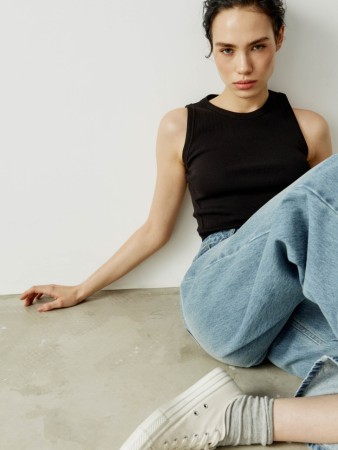 укороченный топ в рубчик фотография