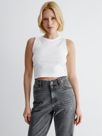 укороченный топ в рубчик фотография