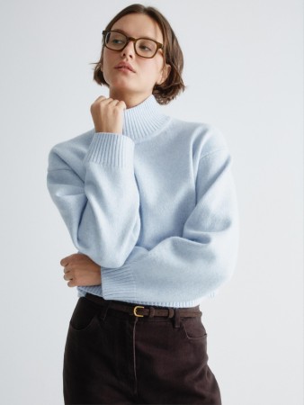 укороченный вязаный джемпер с содержанием шерсти фотография