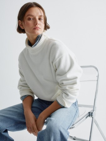 укороченный вязаный джемпер с содержанием шерсти фотография