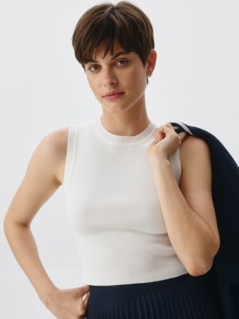 укороченный вязаный топ фотография